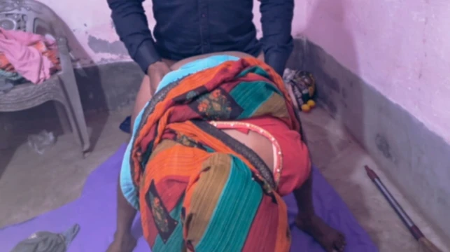 GHAR KE NOKRANI KO USKI MARJI SE CHIDA