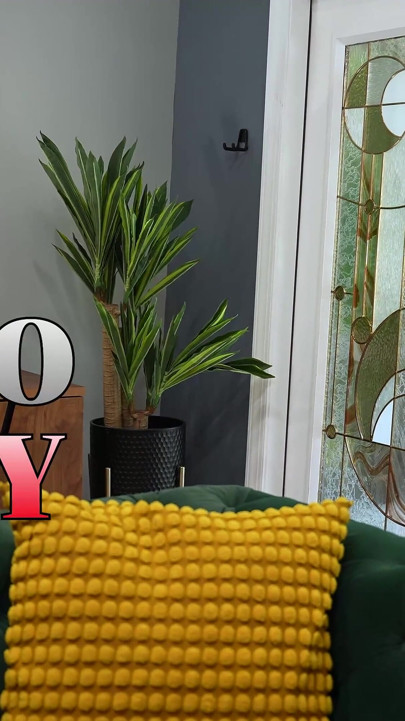 Ojczym przyłapuje Liorę na masturbacji