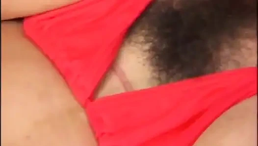 Девушка с большими сиськами, волосатая киска трахается в спортзале. Сперма на волосатой киске