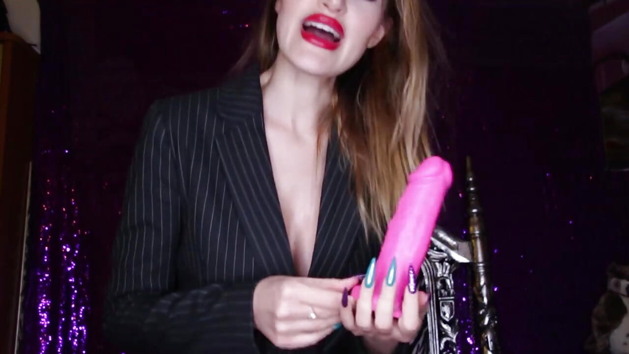 Sexy brunetka dává pokyny k honění s hračkou s robertkem