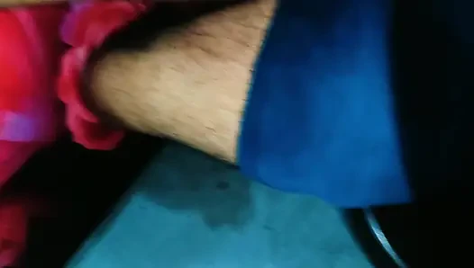 Kakak ipar india nyepong kontol besar abang iparnya sampai crot di mulutnya! Close up - video sepong kontol