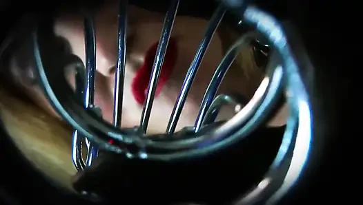 Женское доминирование в латексных перчатках