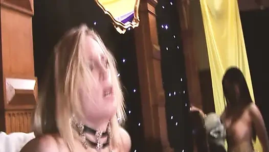 Сцена секса в нижнем белье - 2 оргия с двойными проникновениями на костюмированной вечеринке с красотками в нижнем белье