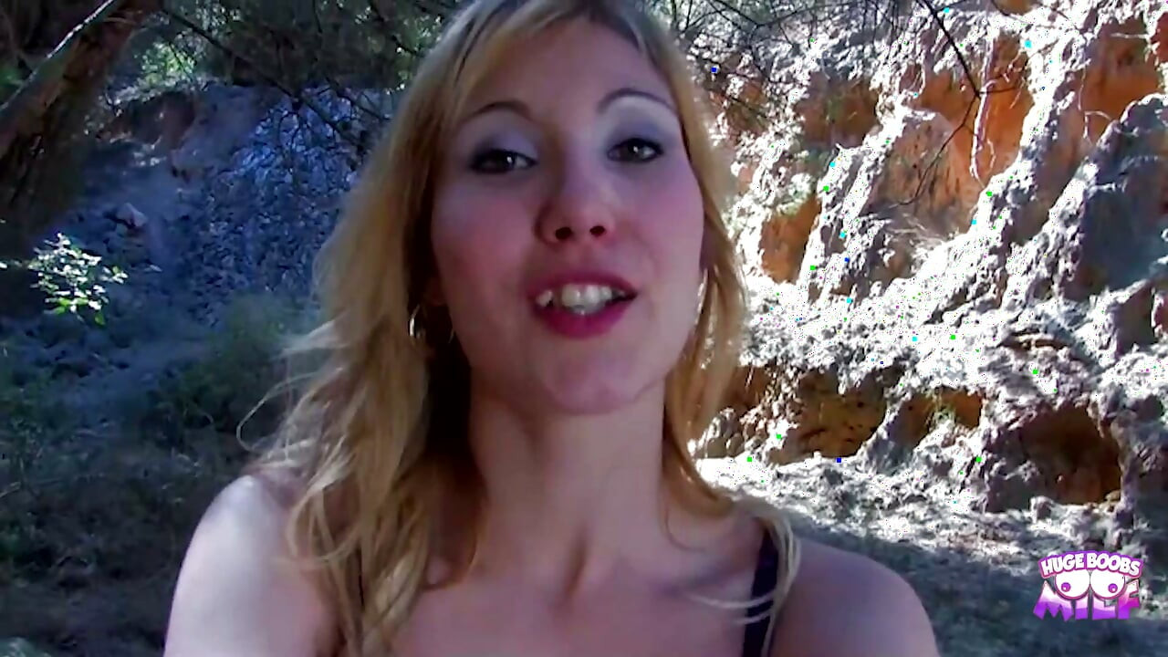 Una MILF seductora con tetas bonitas se come el semen después de un sexo al aire libre ardiente.
