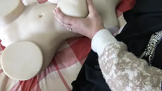 Çaresiz Müslüman kadın ev sahibinin kıllı amına boşalmasına izin veriyor