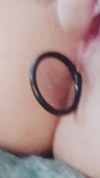 Minha esposa fez enema aquático e brinca com contas anais em seu anal apertado, realmente molhado