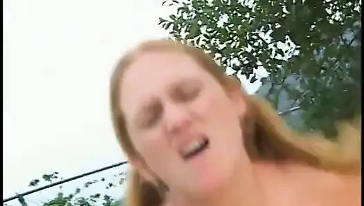 Kısa saçlı adam sulu sarışın peacherino'yu çimlerde sikiyor