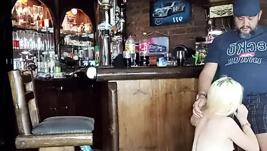 Pacarku mengisap aku dan teman-temanku muncrat di tenggorokan dan di payudara