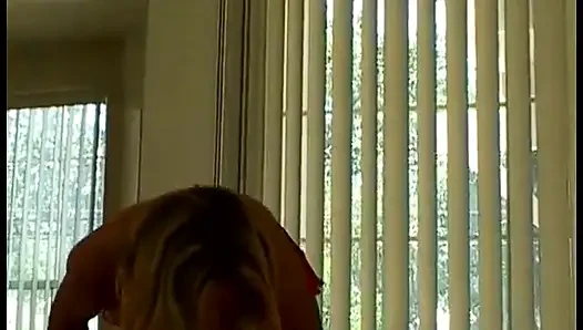Kıllı büyük götlü olgun kadının yüzüne püskürtülür