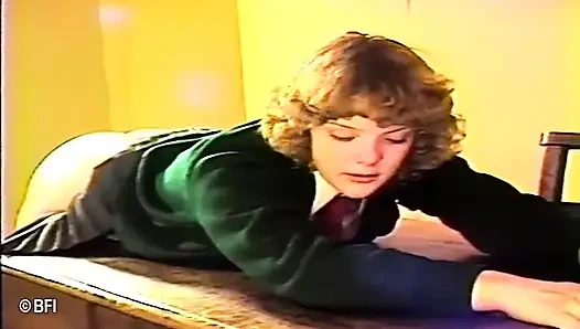 Gadis remaja malang yang hot pantatnya dicambuk di kelas