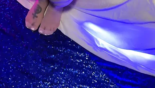 Arabelle raphael genießt vibrator und analficken, bis sie kommt