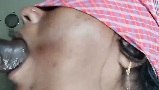 Suamiku menuangkan air ke mulutku