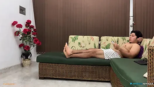 Моя соседка по комнате показывает мне, как ее нижнее белье выглядит просто, чтобы трахнуть меня!
