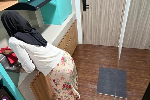 Arbeitgeber lädt neues zimmermädchen ins zimmer ein