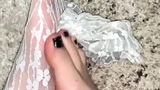 Pijat kaki pakai kaus kaki seksi dengan tangan pakai sarung tangan