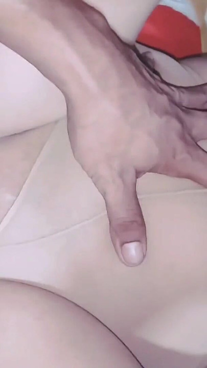 ンジェントットが初めて男の子のストッキングを履くと、自動的に彼の欲望が高まりました。インドネシアからの最新ビデオ | クリップ 2