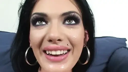 Güzel sürtük arkadan sikilmeyi seviyor