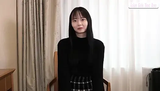 Zerbrechliche und doch strahlende Schönheit mit Idol-Level-Looks zeigt ihren Charme in einem seltenen ersten privaten Auftritt