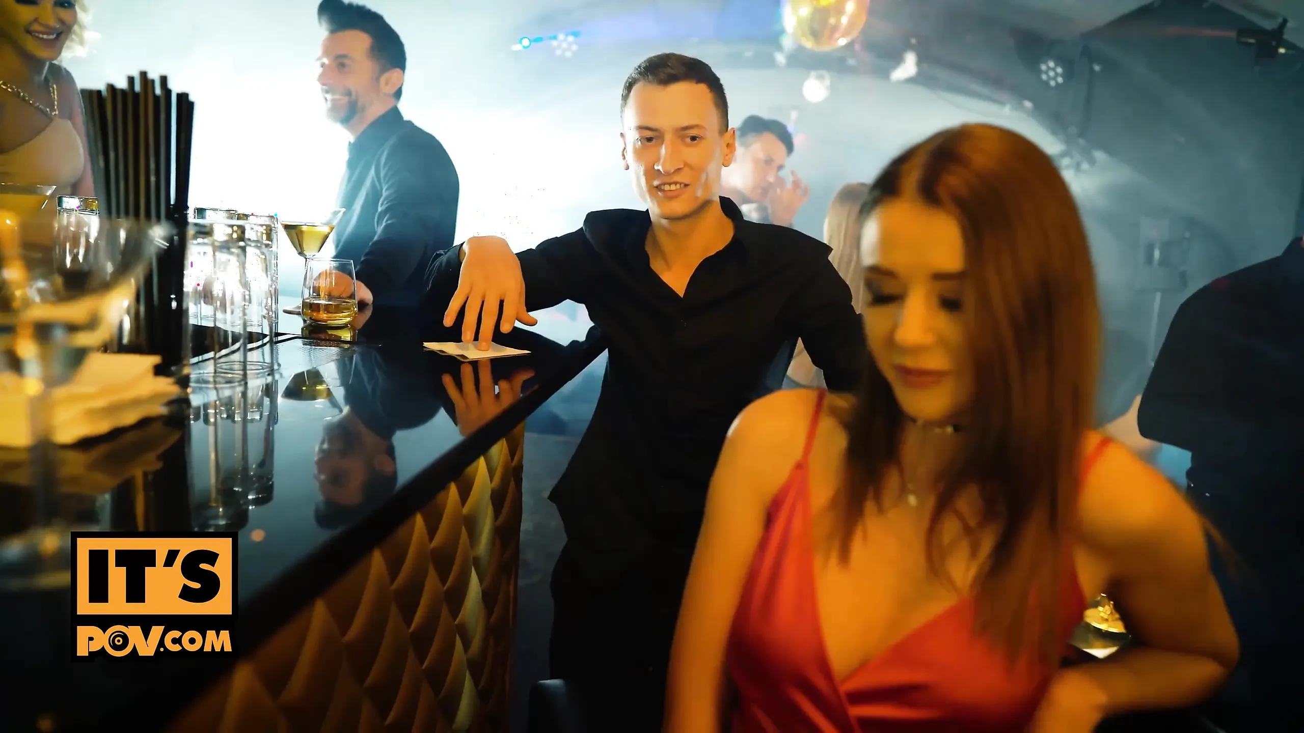 itsPOV - Rande v noci se promění v lesbičku, když Sybil vylíže lez kočičku Aislin