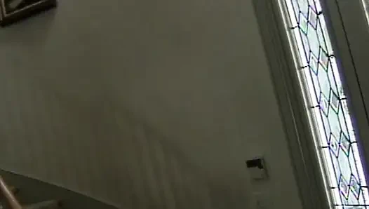 Heiße Blondine reibt sich auf der Treppe