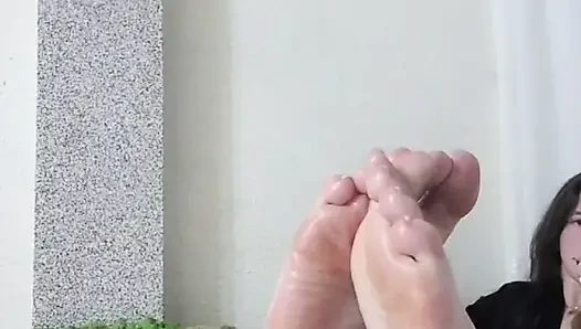 Gadis menunjukkan kaki yang indah, kaki dalam minyak