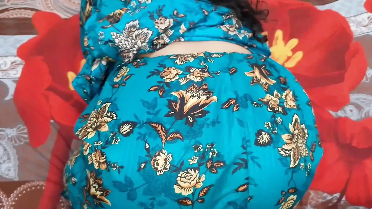 Desi bhabhi mời anh ta đến nhà cô ấy với lý do ăn pizza và bắt gặp con cu của anh ấy