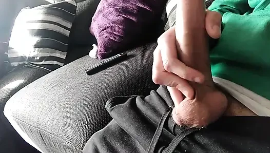 Büyük damarlı yarak boşalana kadar kanepede mastürbasyon yapıyor, biz film mi izliyoruz?