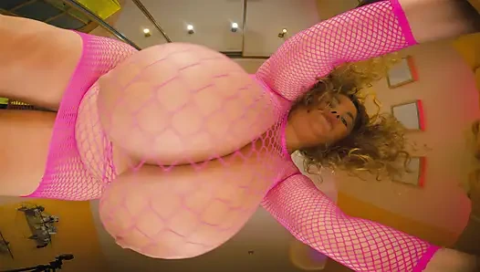 Orta yaşlı seksi kadın büyük göğüslerini yüzüne zıplıyor