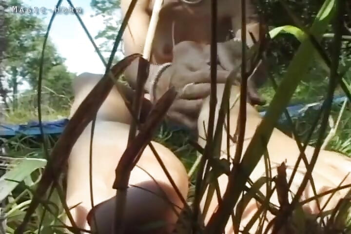 Séance de fétichisme des pieds où une Allemande s’amuse dehors