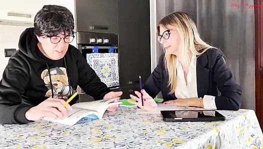 Das unanständige Spiel einer Stiefmutter ohne Tabus, um ihren Stiefsohn zum Lernen zu bewegen