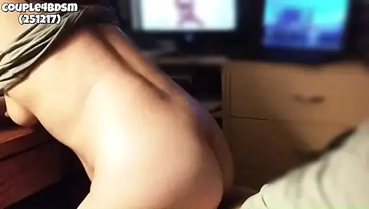 Evli kadın masasında domalarak sikişiyor (251217)