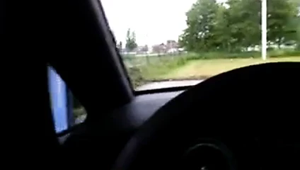 Une petite branlette dans ma voiture en plein jour.