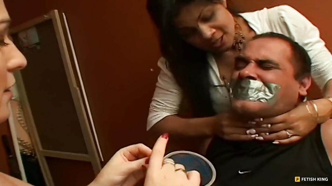 Cuatro manos de chicas de dominación sexy vs un chico estúpido