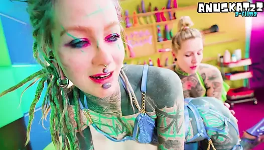 ALT Tätowierte süße in LATEX, lesbischer fick mit STRAP-ON und deutschem DIRTYTALK