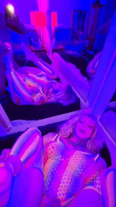 69 в неоновом боди-стокинге, POV, догги-стайл, кремпай с TS Diana Deelight в носках.