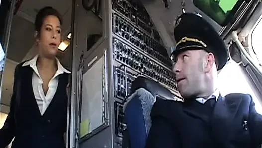 Randy pilot seksi esmeri kokpitte okşuyor