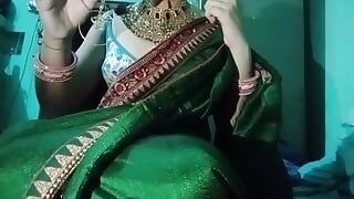भारतीय गे क्रॉसड्रेसर गौरीसिसी अपने स्तनों को इतनी जोर से दबा रही है और हरी साड़ी में मजा ले रही है