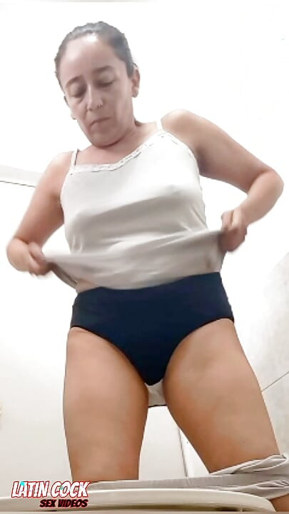 SEKSI OLGUN KADıN BANYODA KıLLı AMCıĞıNı GÖSTERIYOR