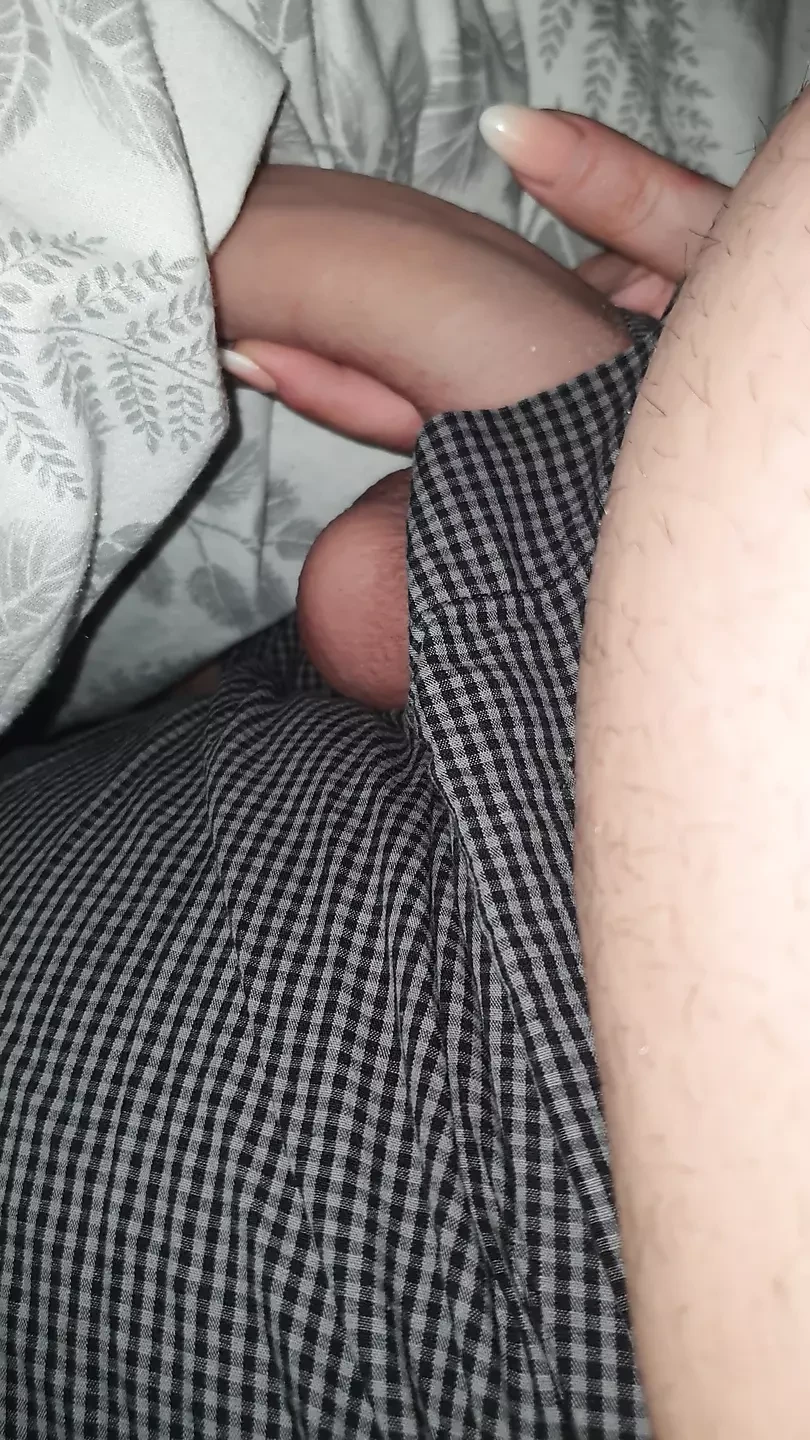 Madrastra agarra y paja hijastro polla en erección