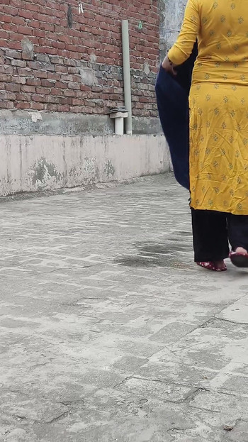 भारतीय सौतेली मम्मी गर्लफ्रेंड के सौतेले बेटे के साथ प्यार करना सिखाती है हिंदी ऑडियो में