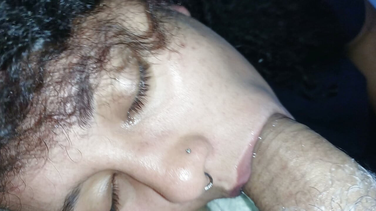 Esfregando a boca gananciosa de uma puta com muita porra.