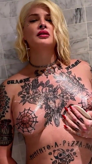 Momen tak terlupakan dari "GROOBYGIRLS - Daisy Chains Menetes dengan Godaan"