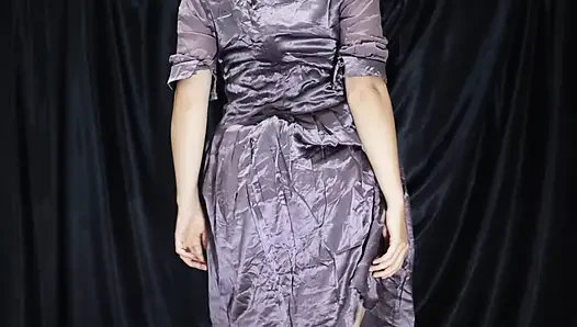 Грудастая задница жены снова пробует всю новую атласную одежду