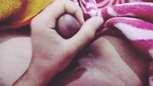Ateşli sabah yatakta mastürbasyon yapıyor