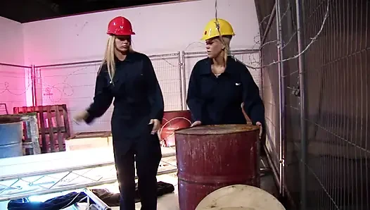 Muhteşem sarışın iki sürtük aynı adam tarafından sikiliyor