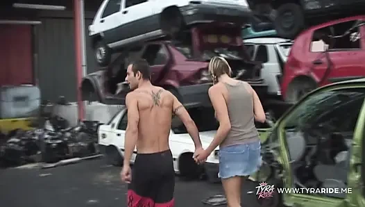 Sarışın dövmeli kaslı adam tarafından hurdalıkta sert sikiliyor
