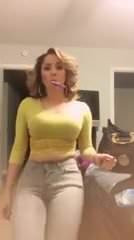 Une danseuse bandante en tight  jeans