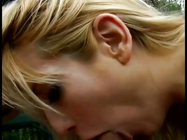 Bastante rubia mayor agrada una polla de paja hasta que le escupe