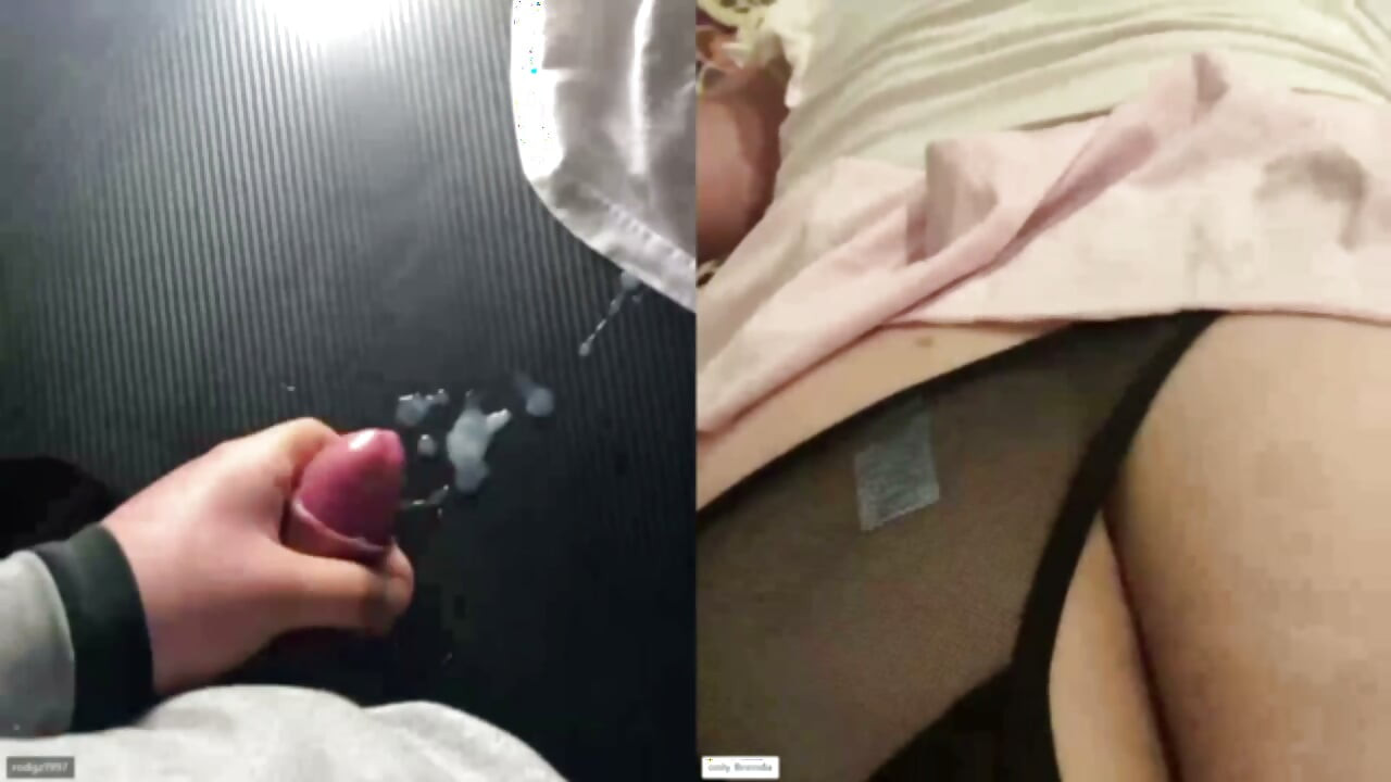 sissy som bär flickvännens trosor