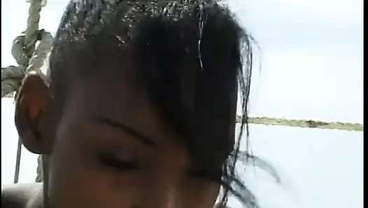 Model kulit hitam yang luar biasa mendapat kontol jauh di dalam memek basah setelah memanggang